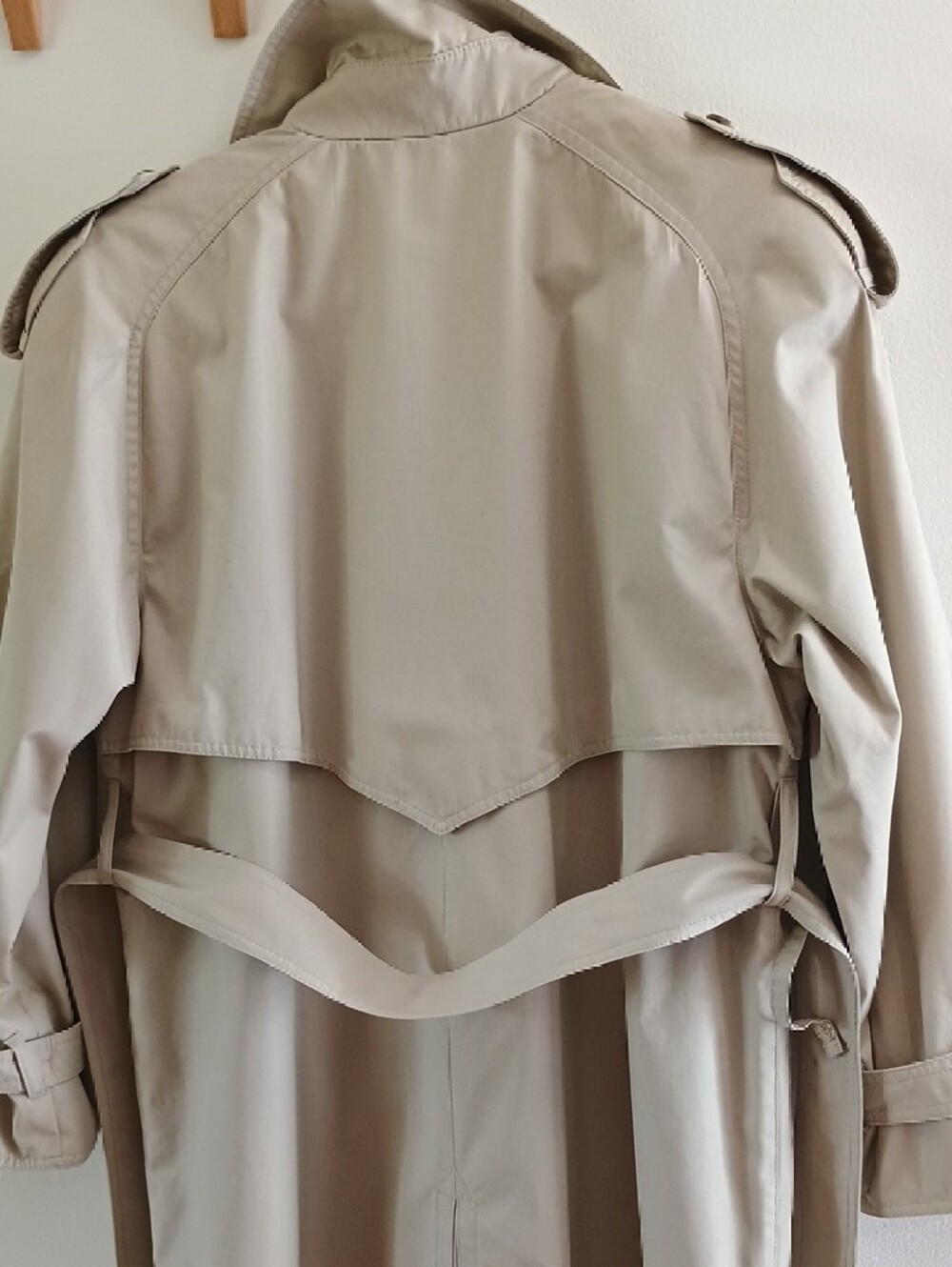 Vintage London Fog Women's Beige Trench Coat - Timeless Double-Breasted Style - Picture 8 of 15